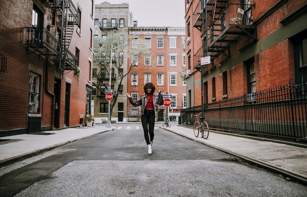 Hermosa chica caminando en la ciudad de Nueva York, concepto sobre los neoyorquinos y el estilo de vida