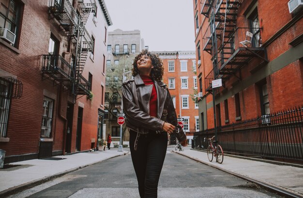 Hermosa chica caminando en la ciudad de Nueva York, concepto sobre los neoyorquinos y el estilo de vida