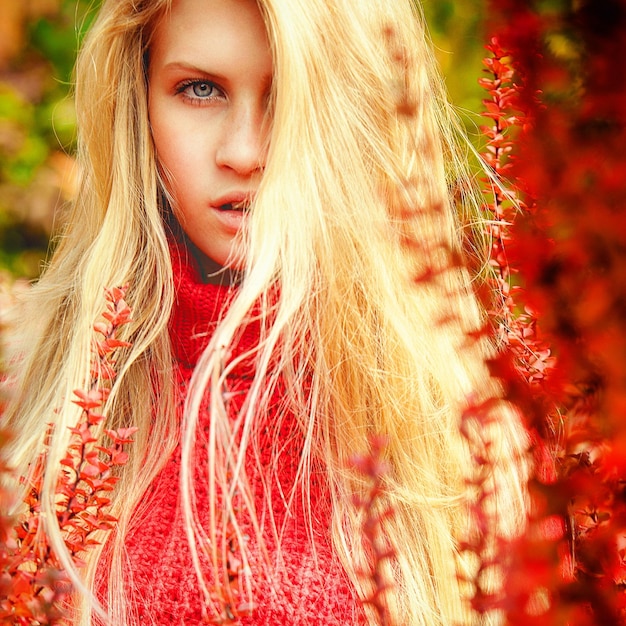 Hermosa chica caminando en el parque en otoño