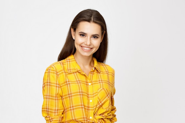 hermosa chica en camisa casual fondo gris retrato de mujer joven sonriente