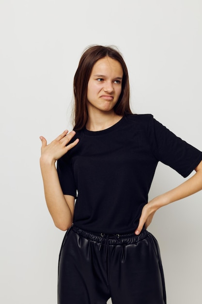 Hermosa chica en una camiseta negra gesto de la mano divertido entrenamiento físico