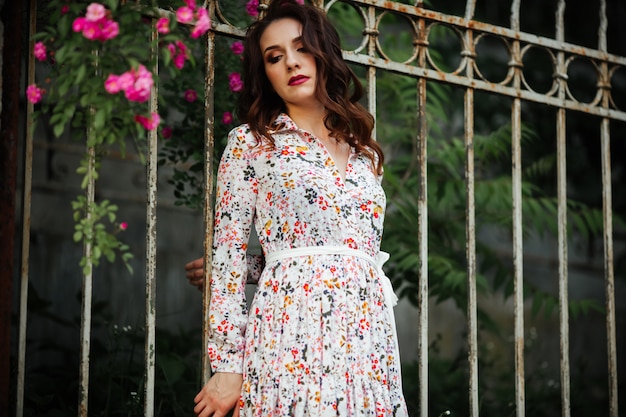 Hermosa chica en un campo de flores en un hermoso vestido