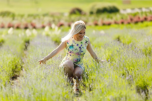 Hermosa chica en el campo de lavanda