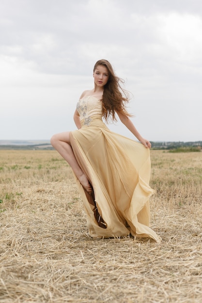 Hermosa chica en un campo de trigo