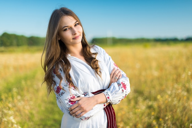 Hermosa chica en un campo