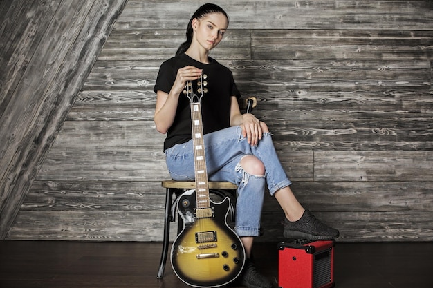 Hermosa chica caucásica con guitarra