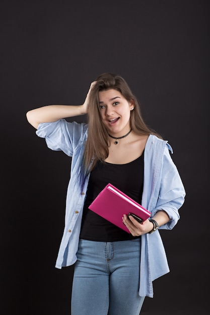 Hermosa chica caucásica con libro