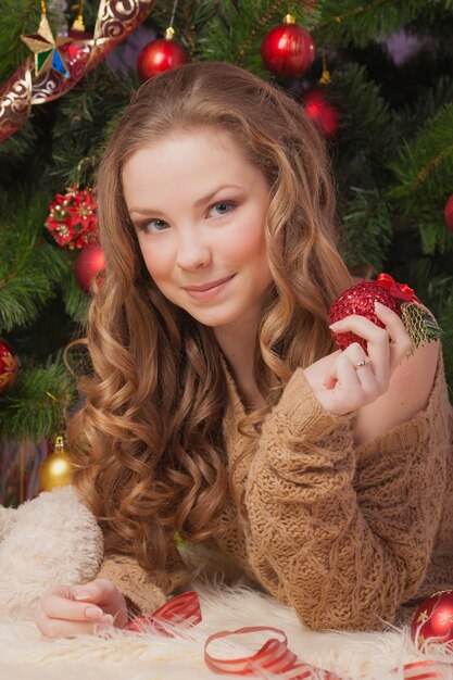 Hermosa chica cerca del árbol de Navidad