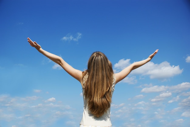 Hermosa chica en el cielo