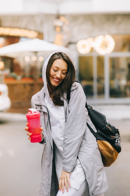 Hermosa chica en la ciudad está conduciendo