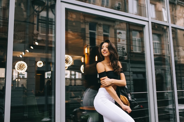 hermosa chica en la ciudad