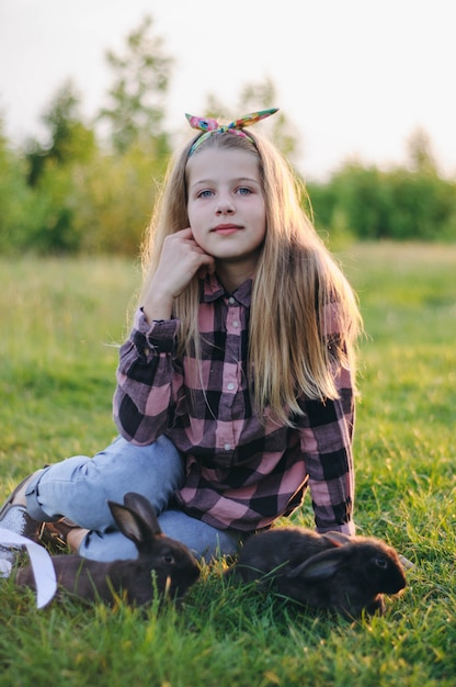 Foto hermosa chica con un conejo negro