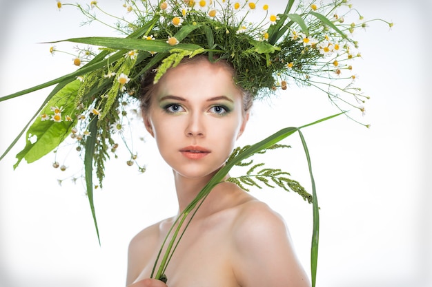 Hermosa chica con una corona de flores silvestres