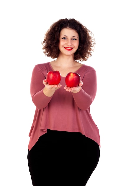Hermosa chica curvilínea sosteniendo dos manzanas rojas