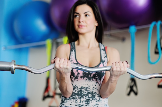 Hermosa chica se dedica al gimnasio