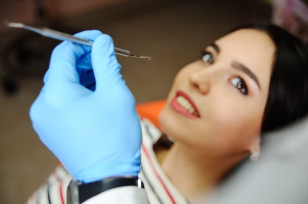 Hermosa chica en el dentista. Empastes dentales