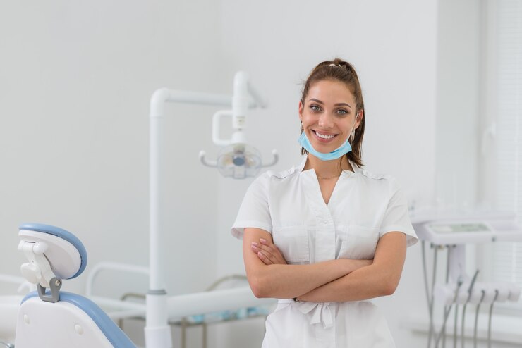 Foto hermosa chica dentista se encuentra con su paciente en la oficina
