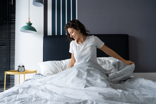 Hermosa chica se despierta de buen humor en un elegante apartamento.