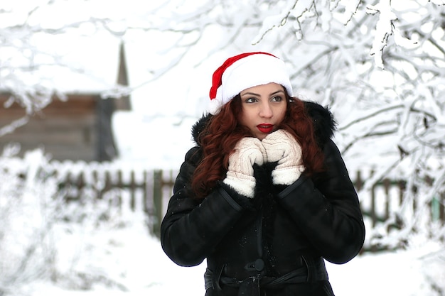 Hermosa chica en día de invierno cubierto de nieve al aire libre