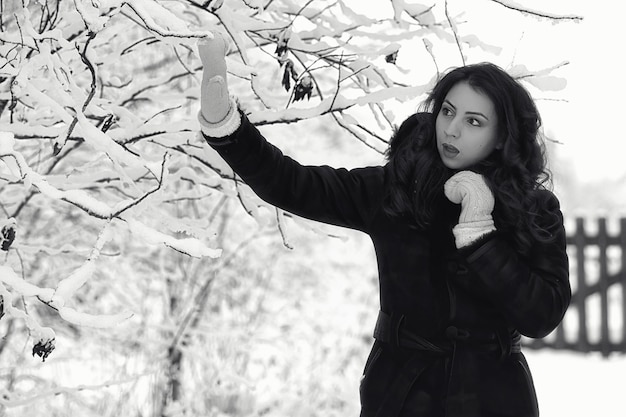 Hermosa chica en día de invierno cubierto de nieve al aire libre