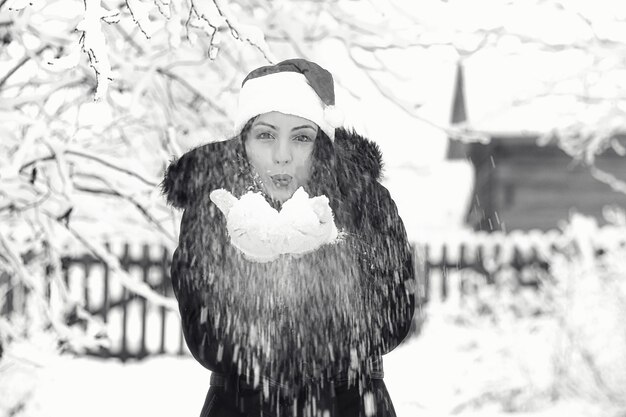 Hermosa chica en día de invierno cubierto de nieve al aire libre