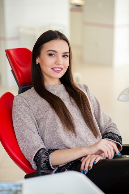 Hermosa chica disfruta de dientes sanos en odontología.