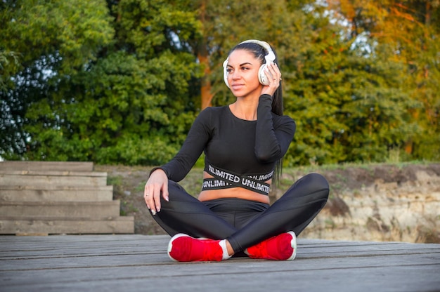 Hermosa chica disfrutando de la música con auricularesAmante de la música chica escuchando música con auriculares