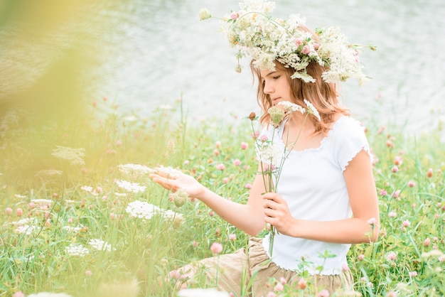 Hermosa chica disfrutando en la naturaleza