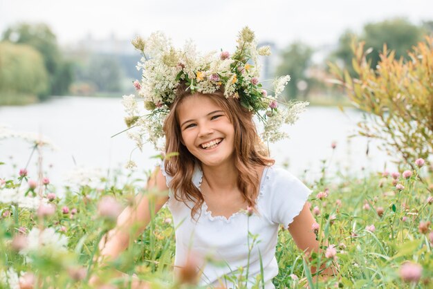 Hermosa chica disfrutando en la naturaleza