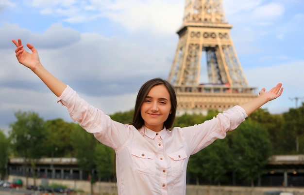 Foto hermosa chica diviértete en parís