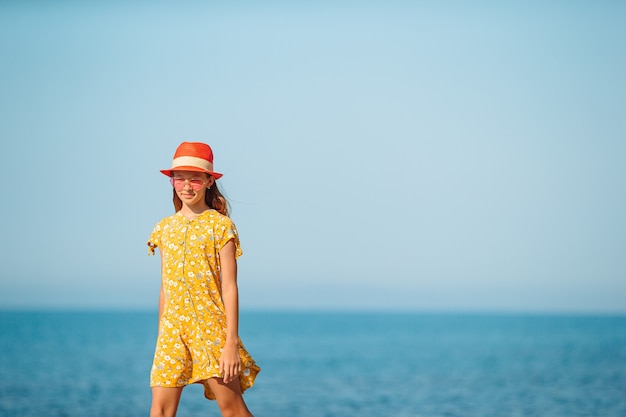 Hermosa chica divirtiéndose en la costa tropical.