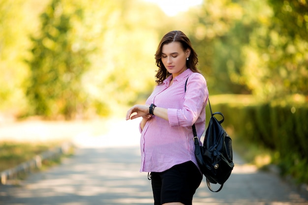 hermosa chica embarazada en un paseo de verano