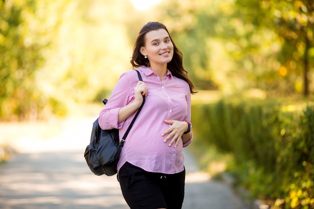 hermosa chica embarazada en un paseo de verano