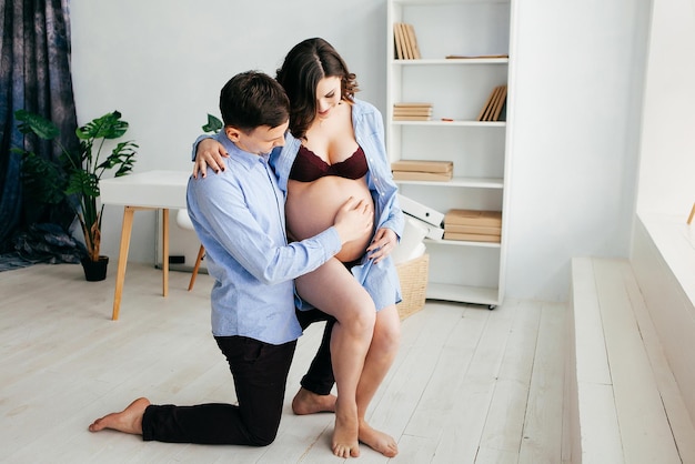 Hermosa chica embarazada posando con su marido