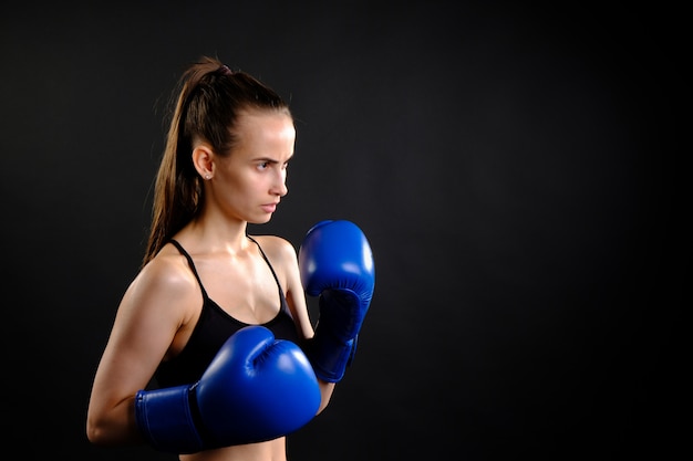 Hermosa chica es el boxeo. Concepto deportivo