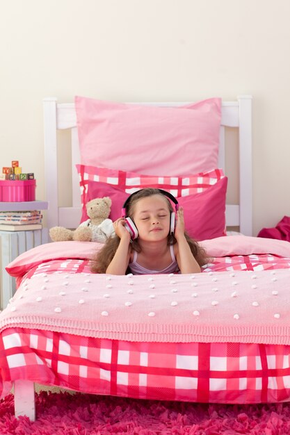 Hermosa chica escuchando música con auriculares