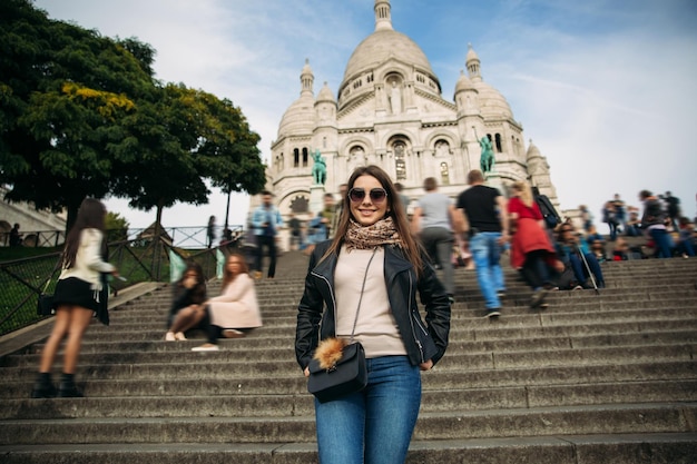 Hermosa chica está caminando en parís cerca de la basílica