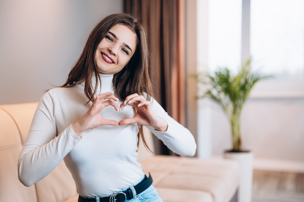 Hermosa chica está dando amor en casa