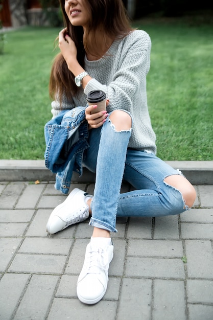 Hermosa chica está descansando en el parque.