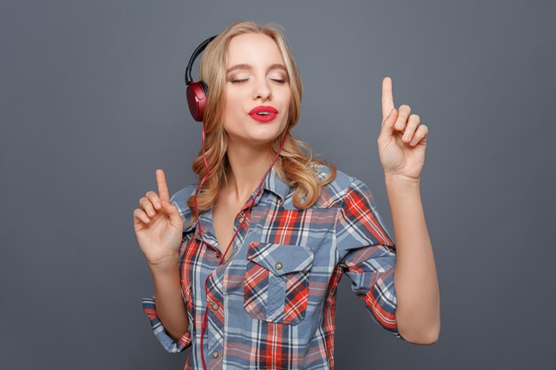 Hermosa chica está disfrutando de la música