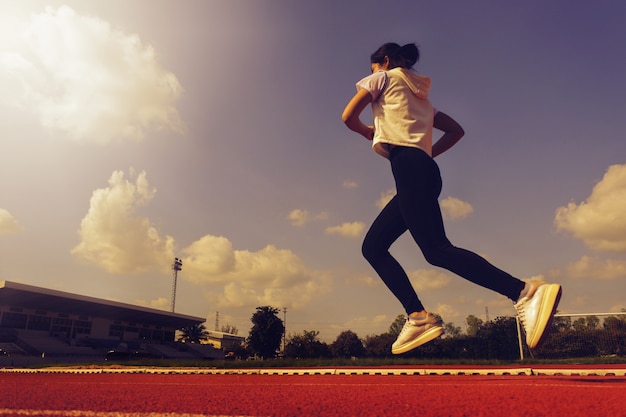 Hermosa chica se está ejecutando para la salud. Feliz corriendo