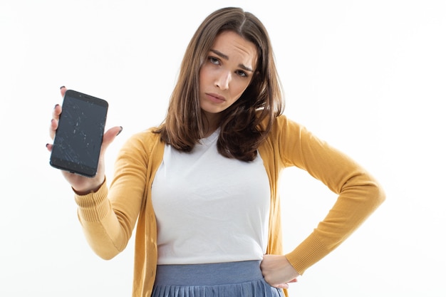 Hermosa chica está molesta por el teléfono roto