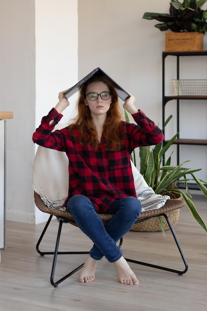 Hermosa chica está trabajando en una computadora portátil en casa