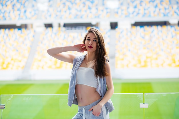 Hermosa chica en el estadio de la escuela