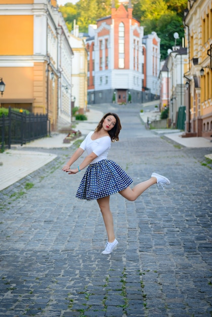 La hermosa chica en estilo pin-up