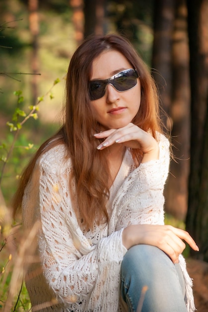 hermosa chica en una estola blanca y jeans azules