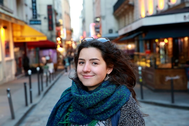 Hermosa chica estudiante en París