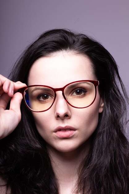 Foto hermosa chica con estudio de retrato de gafas