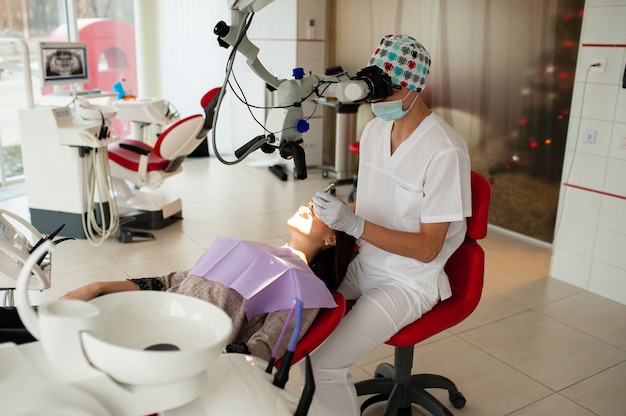 Hermosa chica en examen en odontología