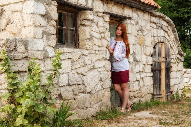 Hermosa chica en falda bordada y roja ucraniana